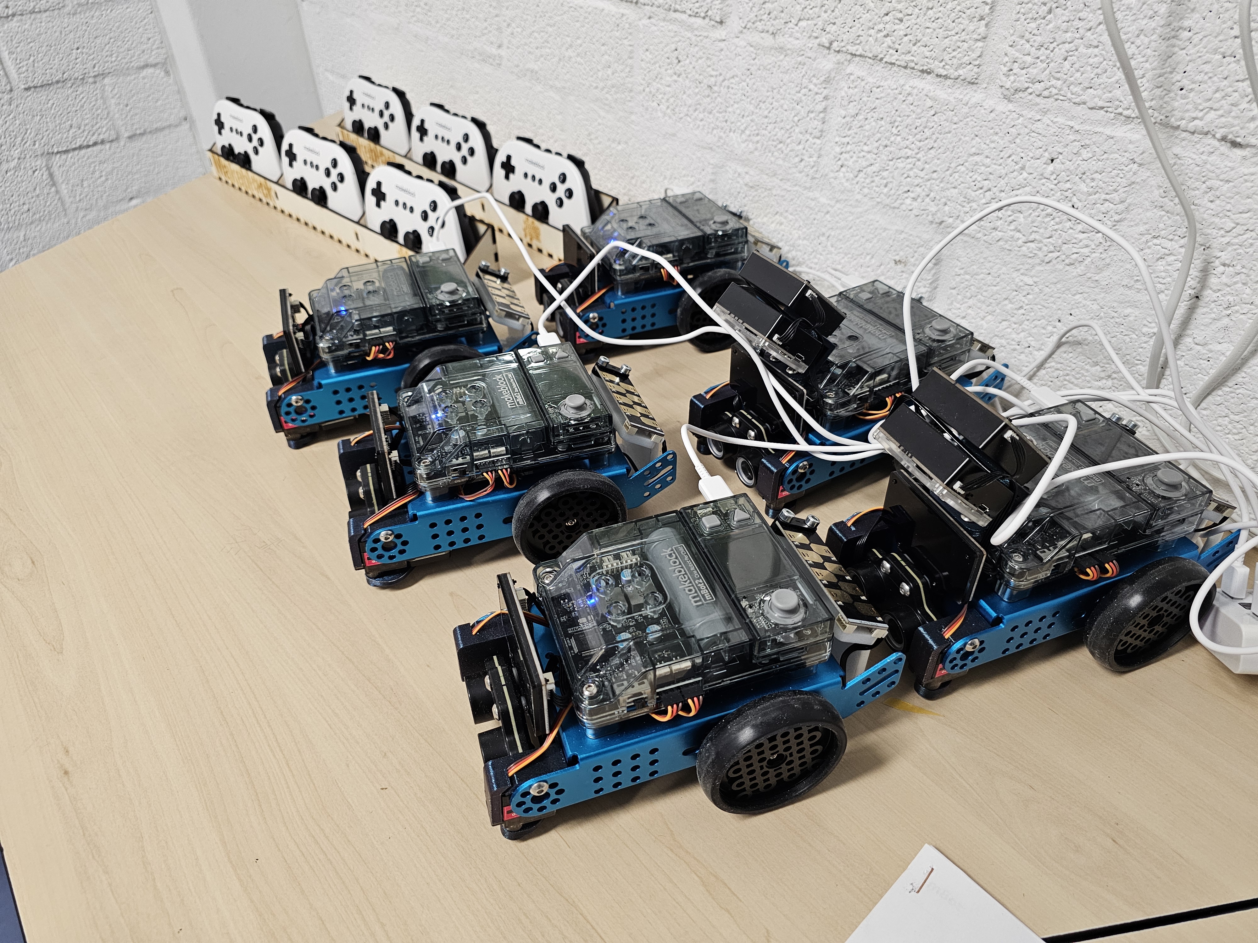 mBots met controllers aan de oplader